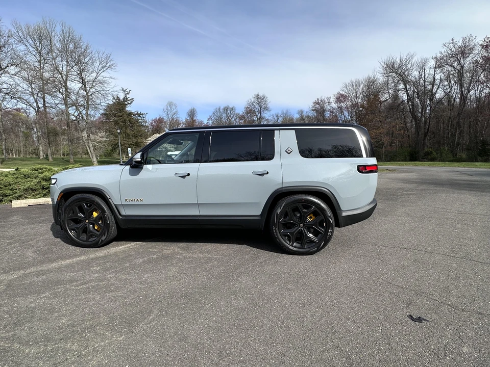 2023 Rivian R1S - Image 11 of 31