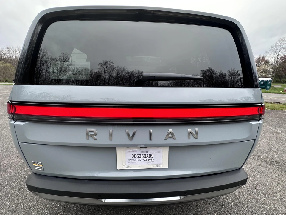 2023 Rivian R1S - Image 18 of 31