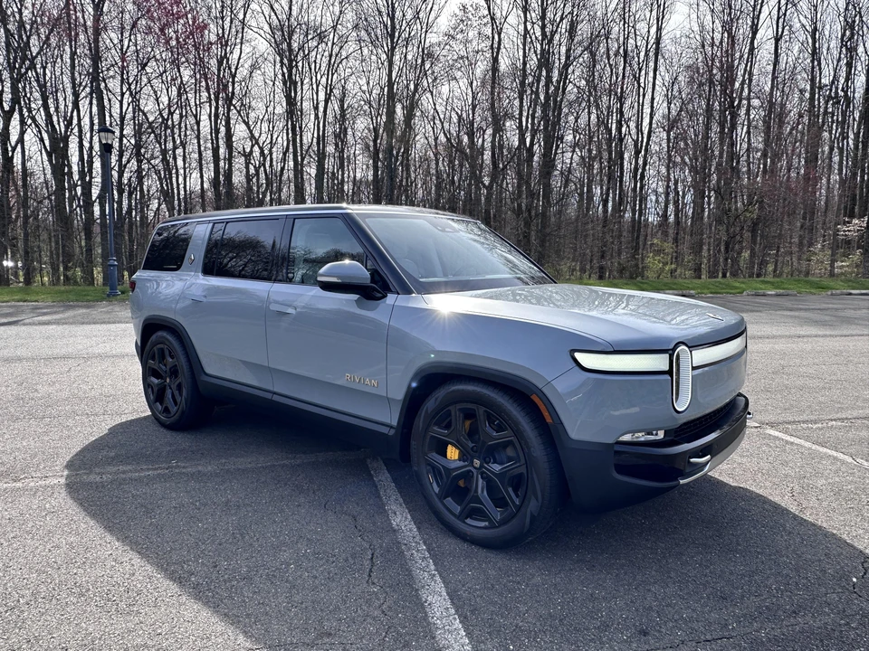 2023 Rivian R1S - Image 24 of 31