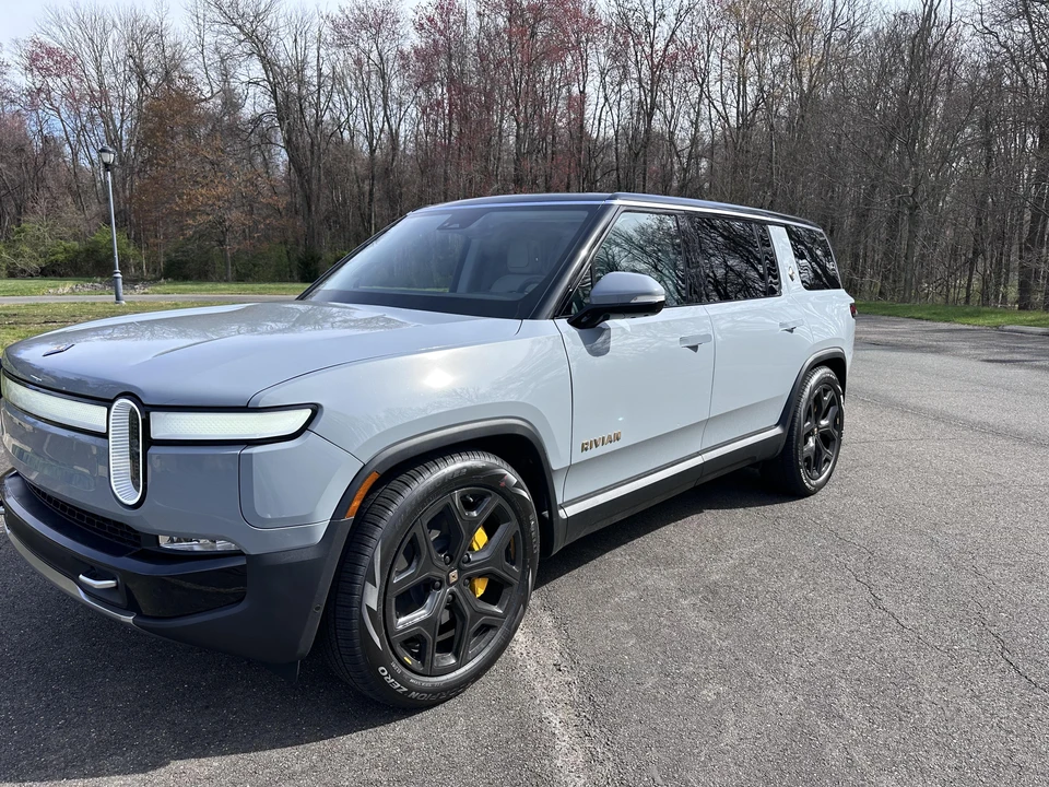 2023 Rivian R1S - Image 10 of 31