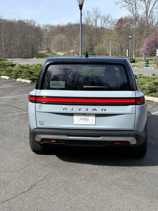 2023 Rivian R1S - Image 16 of 31