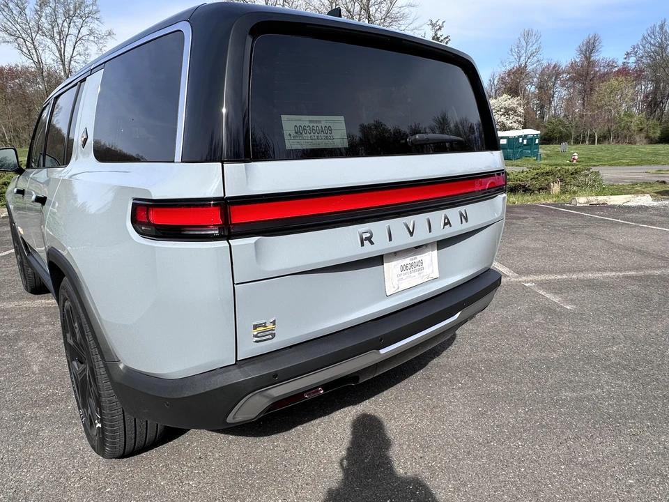 2023 Rivian R1S - Image 14 of 31