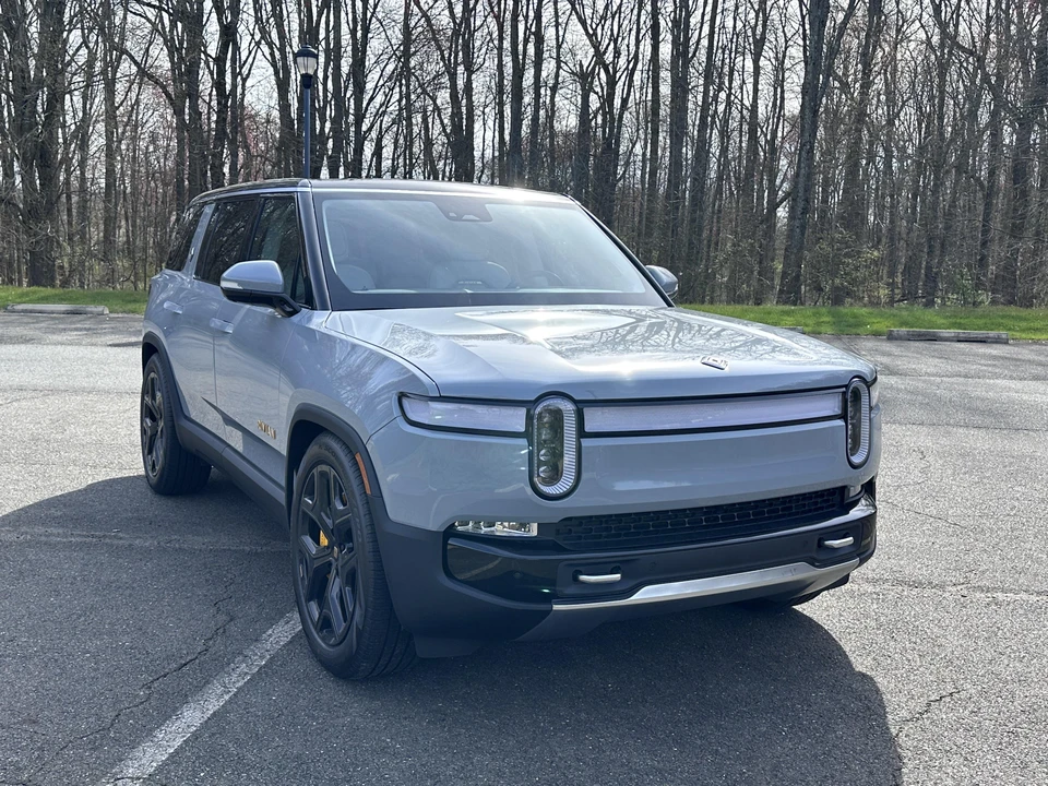 2023 Rivian R1S - Image 26 of 31