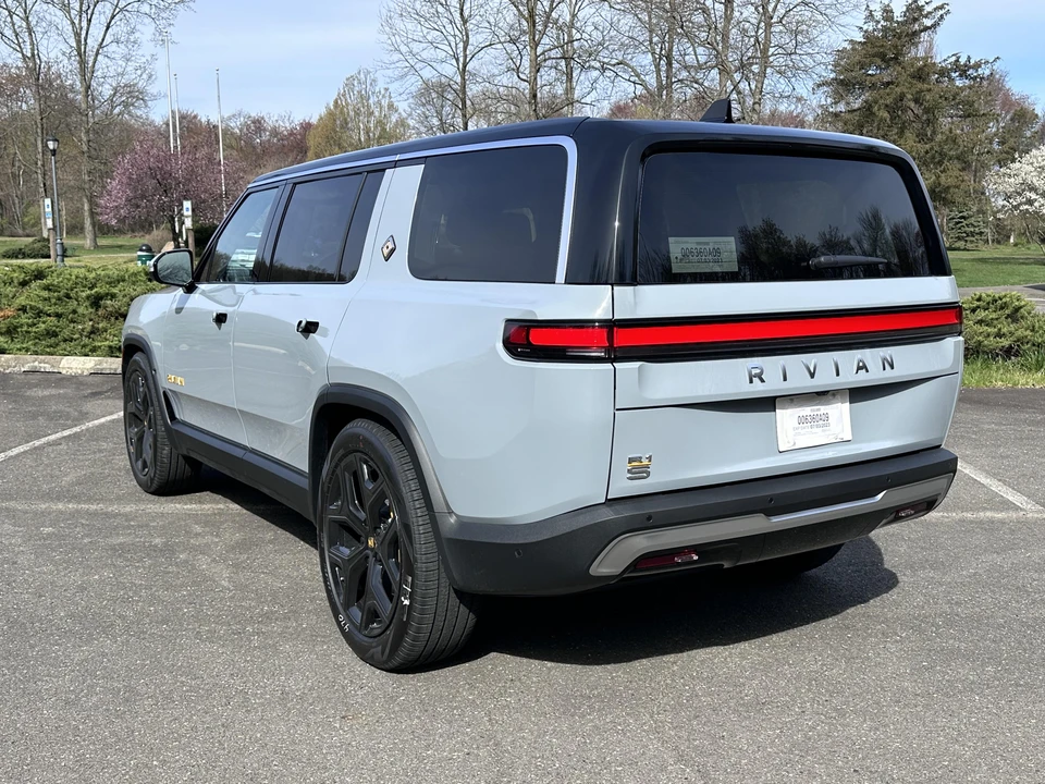 2023 Rivian R1S - Image 13 of 31
