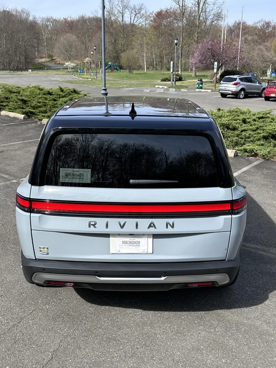 2023 Rivian R1S - Image 17 of 31