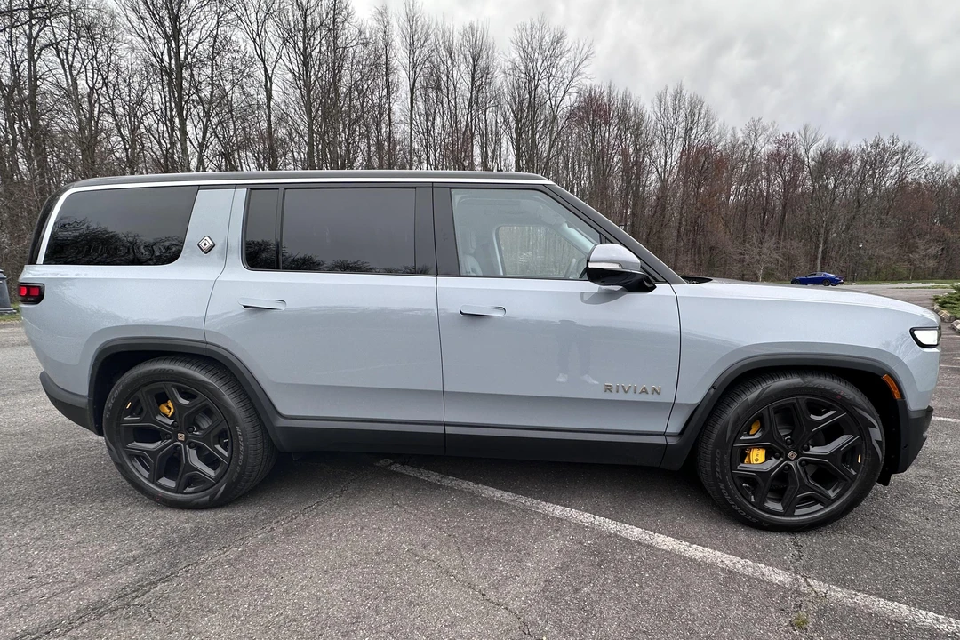 2023 Rivian R1S - Image 3 of 31