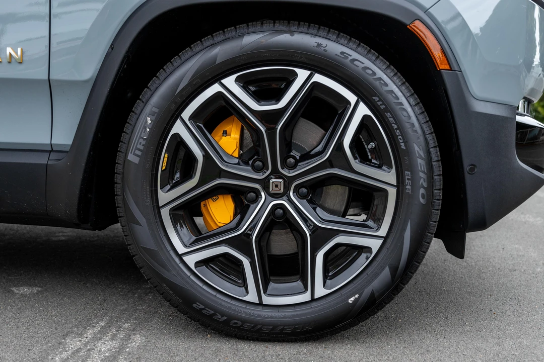 2023 Rivian R1S - Image 19 of 31