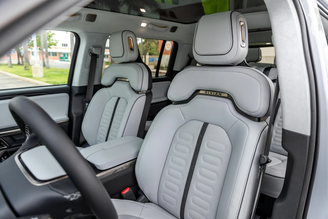 2023 Rivian R1S - Image 24 of 31