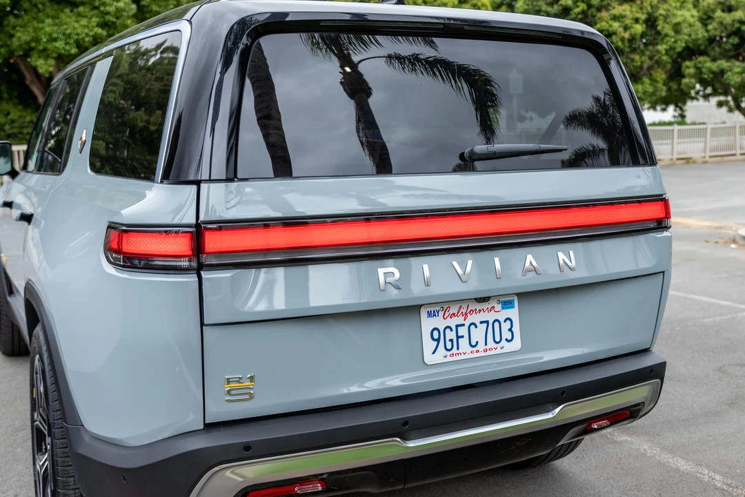 2023 Rivian R1S - Image 15 of 31