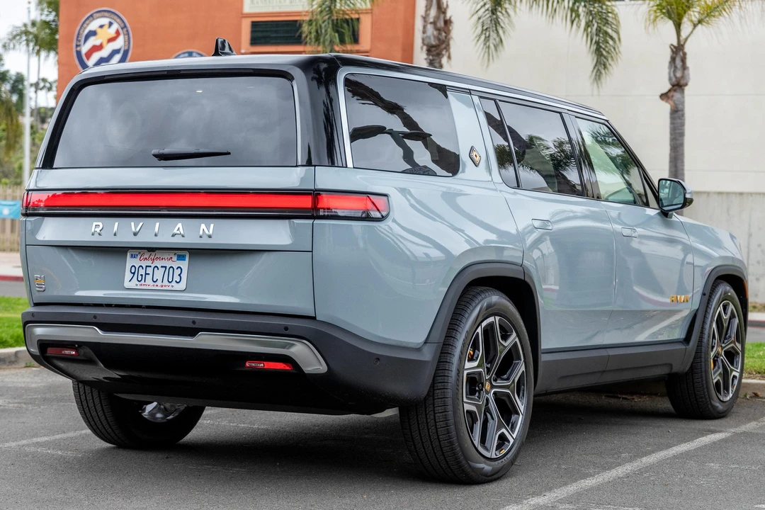 2023 Rivian R1S - Image 4 of 31