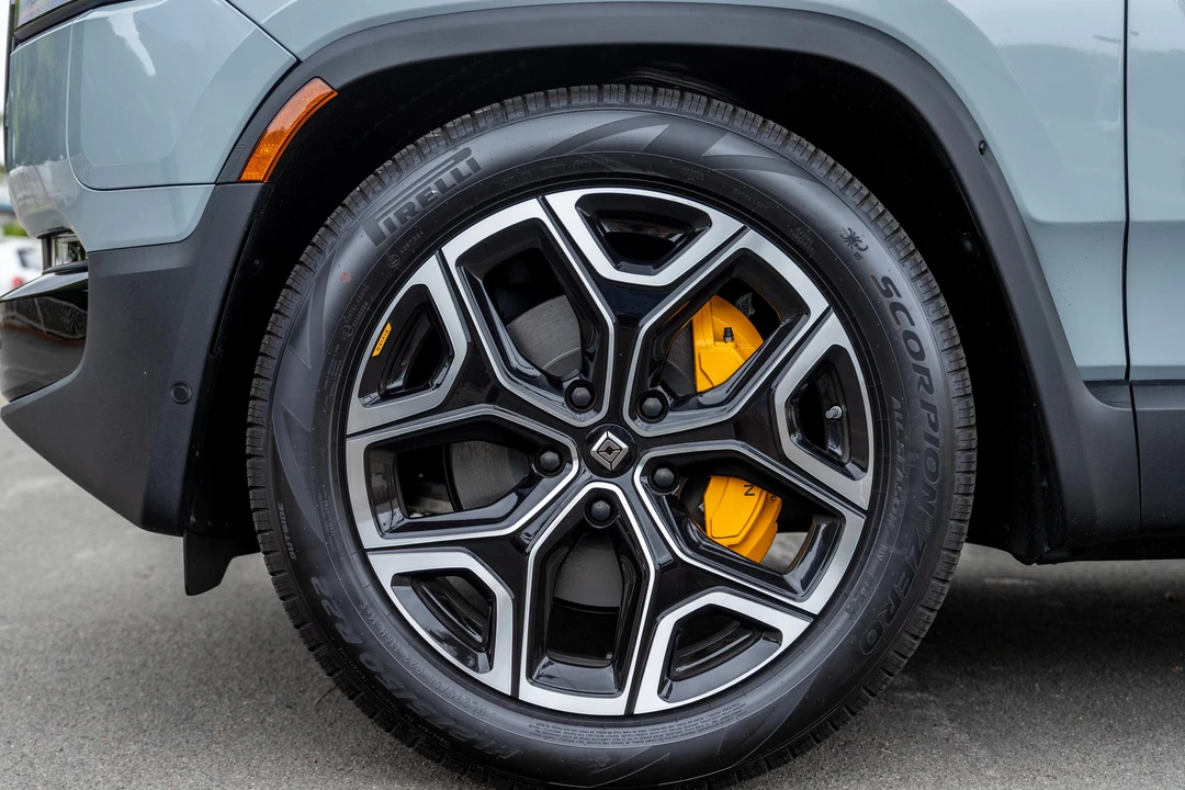 2023 Rivian R1S - Image 16 of 31
