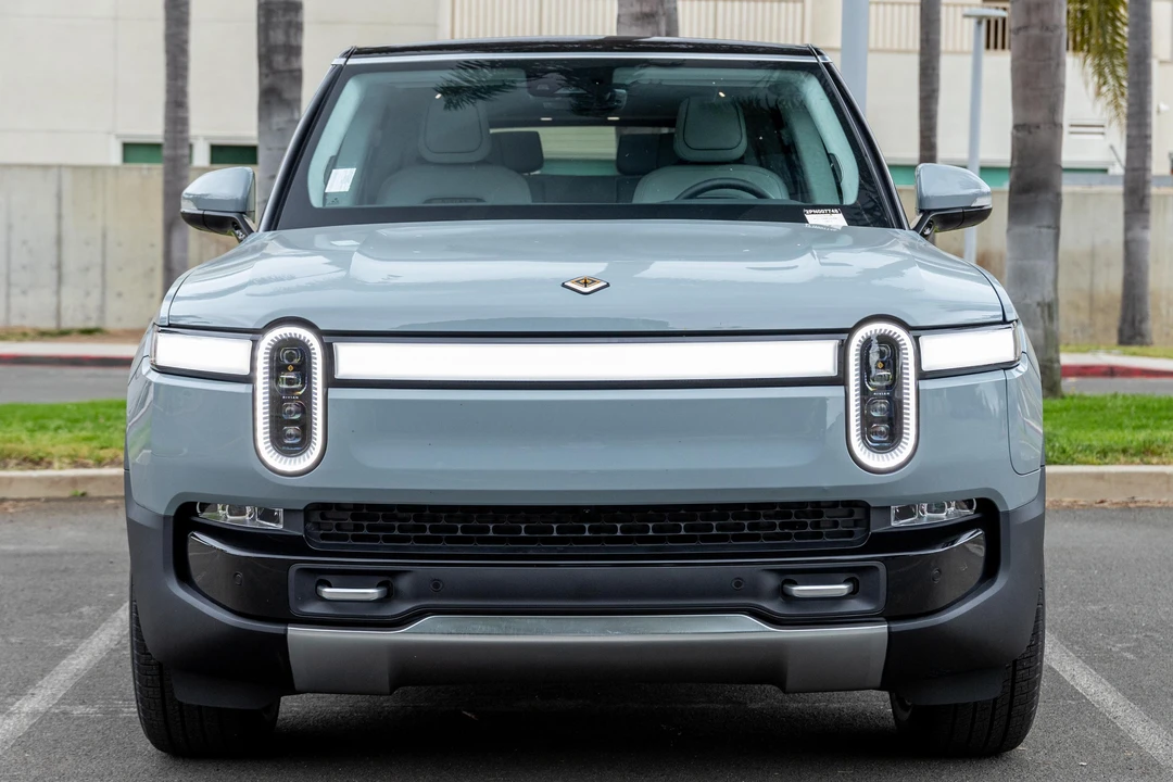 2023 Rivian R1S - Image 2 of 31
