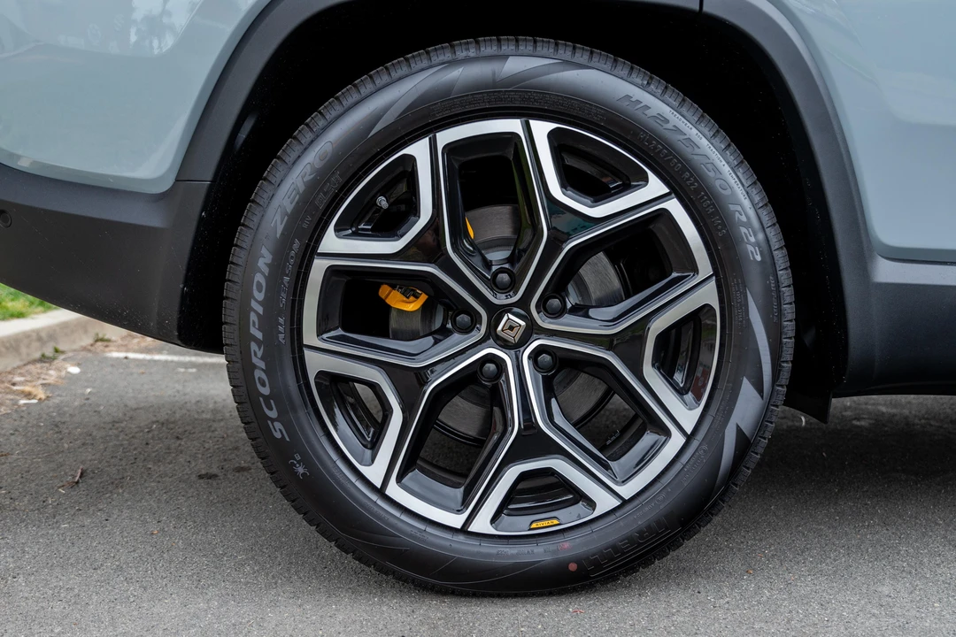 2023 Rivian R1S - Image 18 of 31