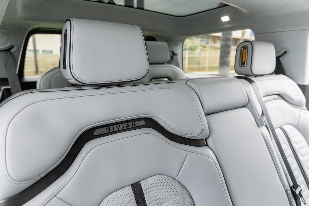 2023 Rivian R1S - Image 28 of 31