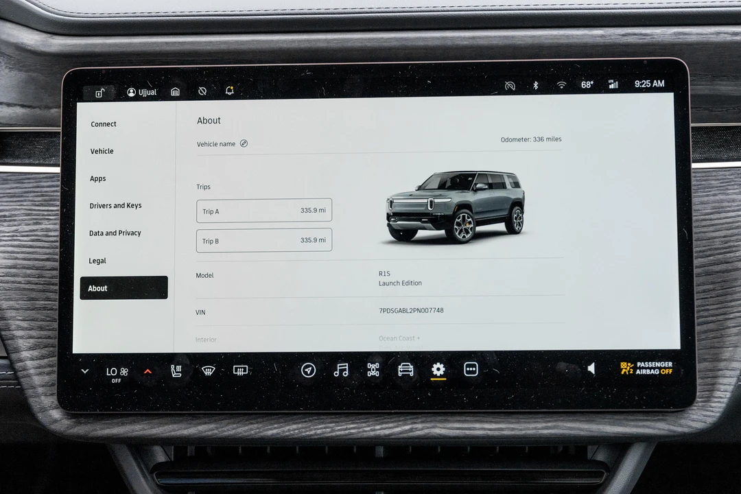 2023 Rivian R1S - Image 23 of 31