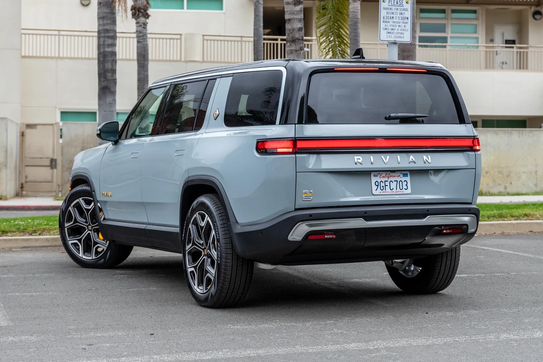 2023 Rivian R1S - Image 7 of 31