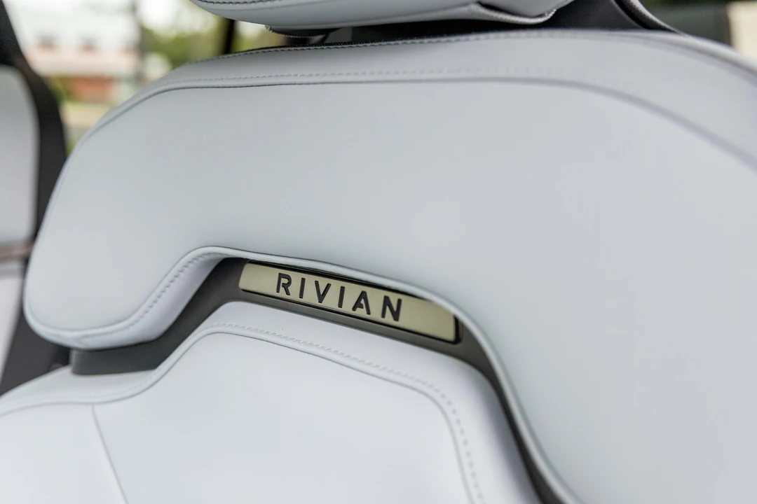 2023 Rivian R1S - Image 25 of 31