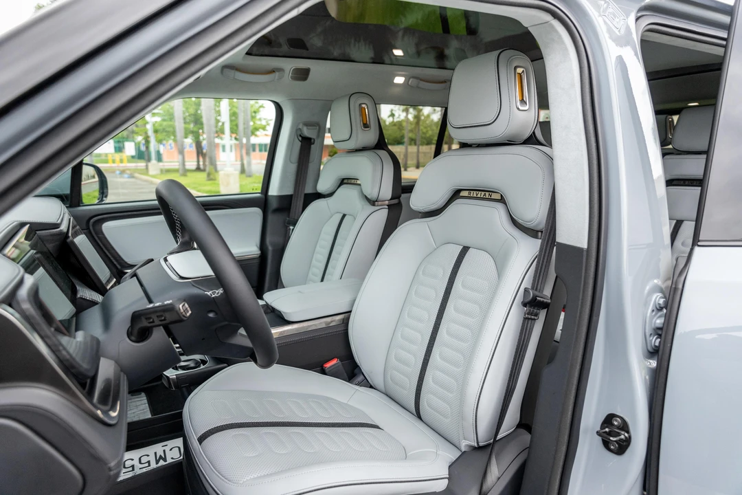 2023 Rivian R1S - Image 21 of 31