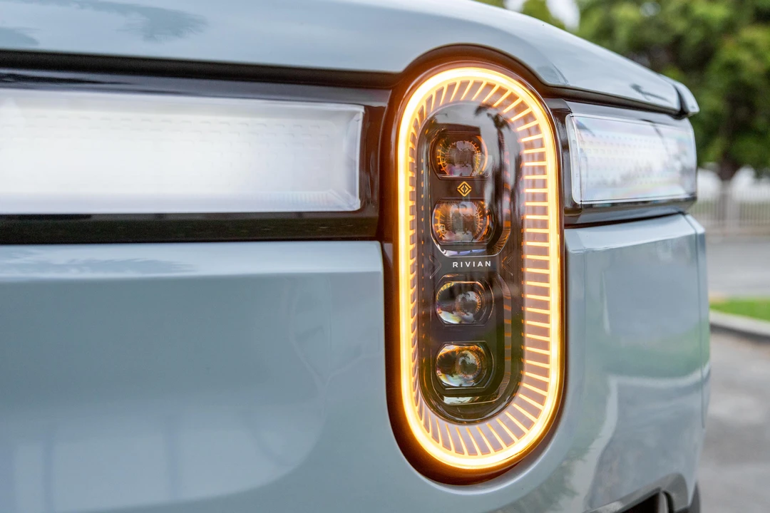 2023 Rivian R1S - Image 10 of 31