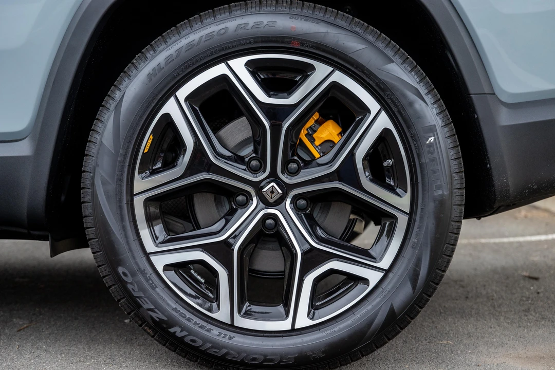 2023 Rivian R1S - Image 17 of 31