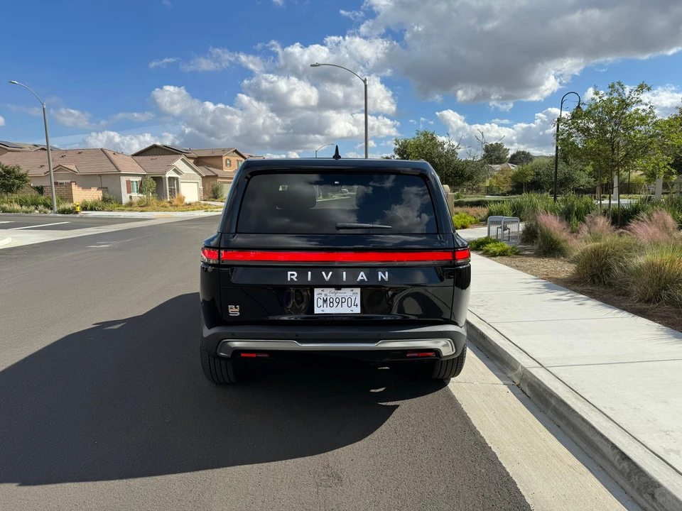 2023 Rivian R1S - Image 12 of 23