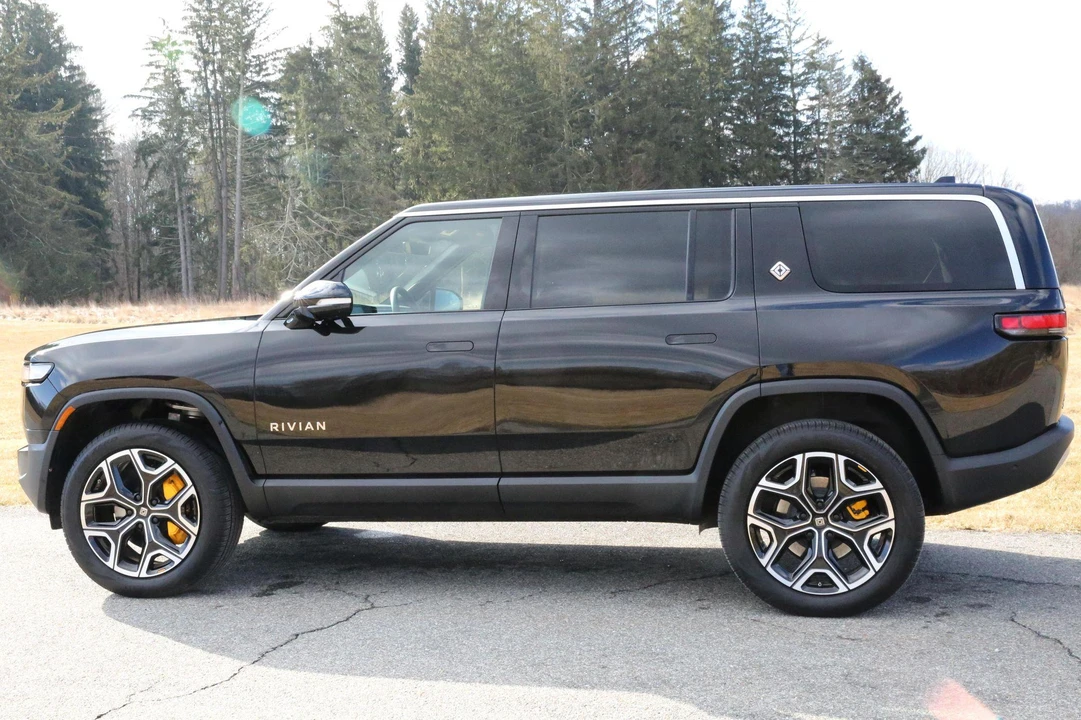 2023 Rivian R1S - Image 10 of 23