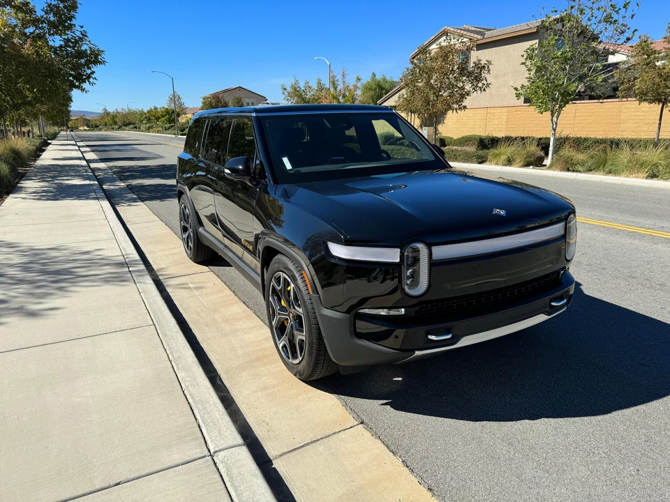 2023 Rivian R1S - Image 14 of 23