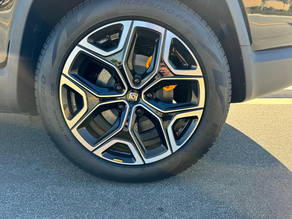 2023 Rivian R1S - Image 18 of 23