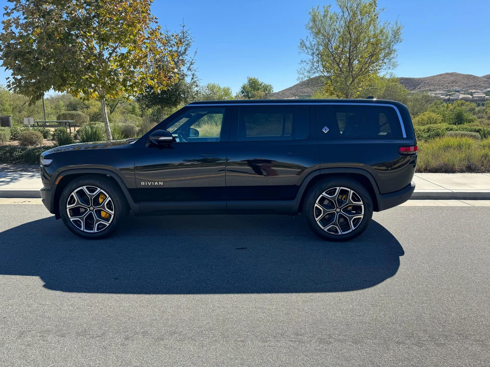 2023 Rivian R1S - Image 9 of 23