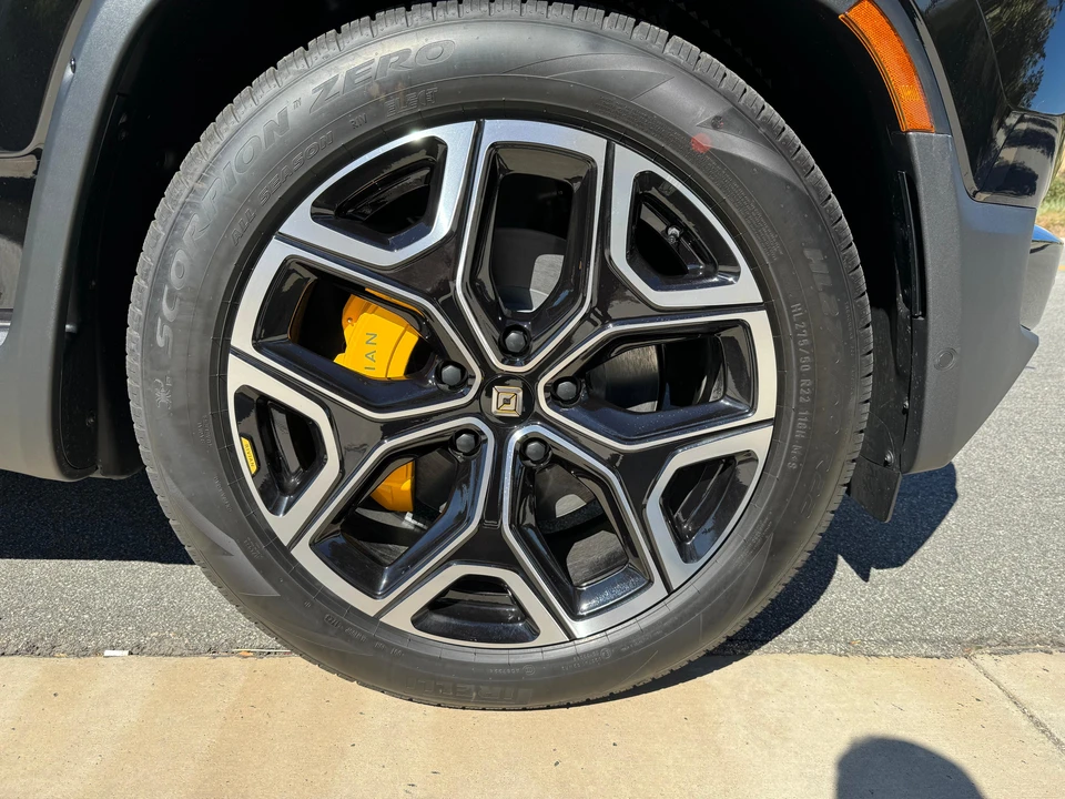 2023 Rivian R1S - Image 21 of 23