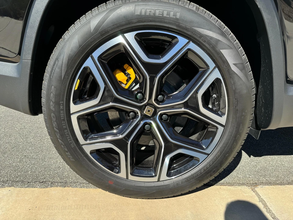 2023 Rivian R1S - Image 19 of 23