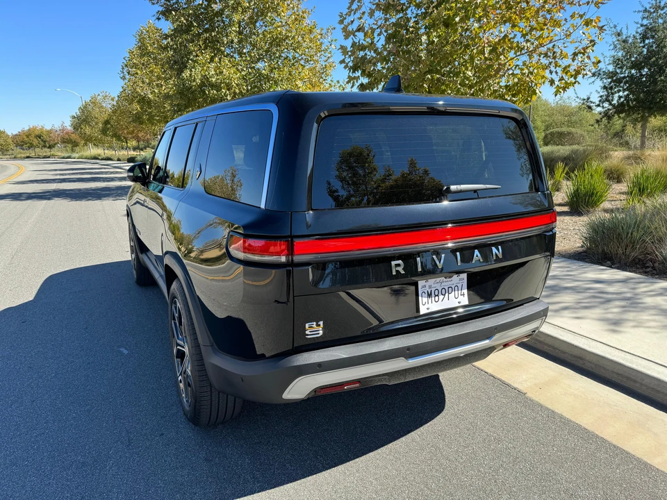 2023 Rivian R1S - Image 11 of 23