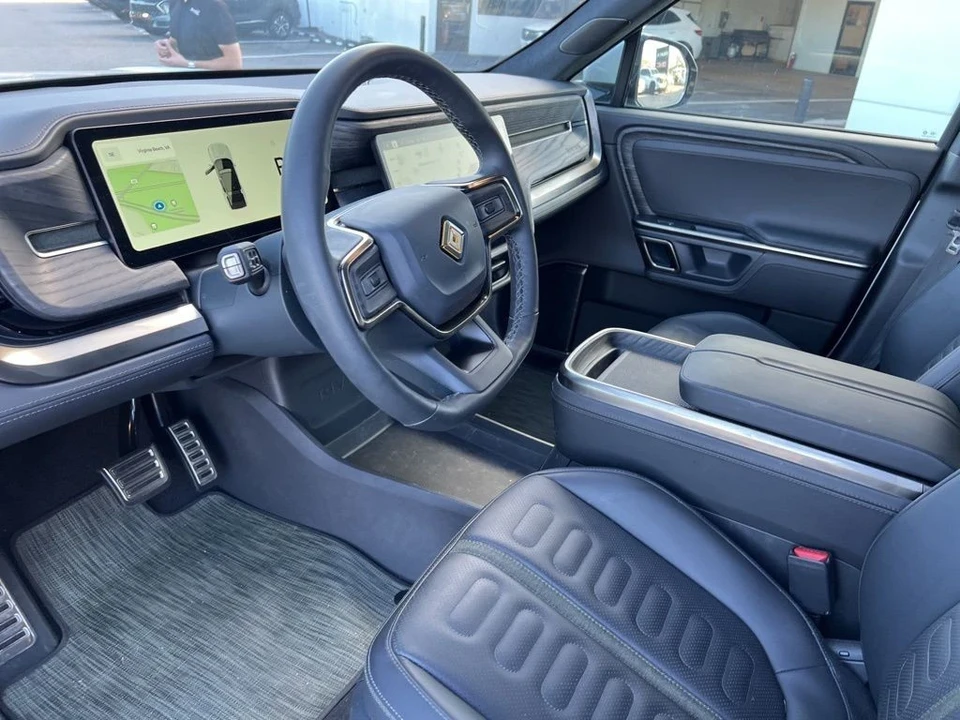 2023 Rivian R1S - Image 10 of 12