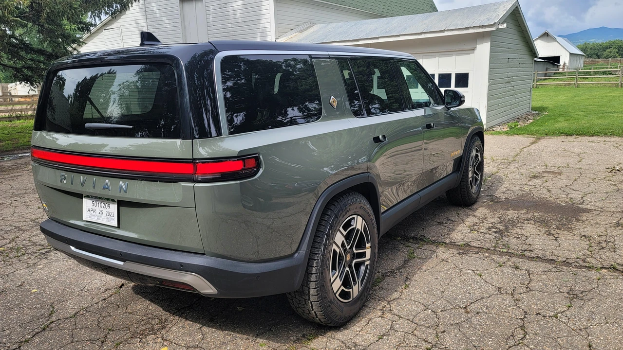 2023 Rivian R1S - Image 11 of 31