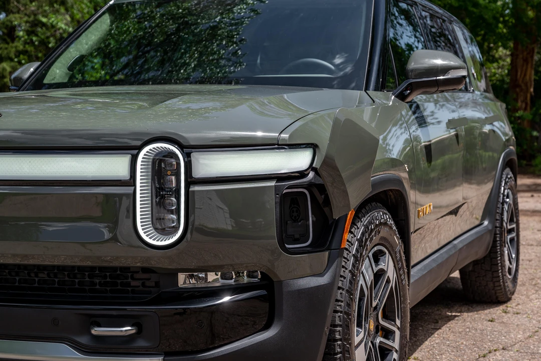 2023 Rivian R1S - Image 18 of 31