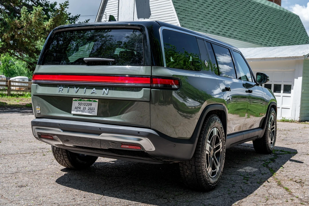 2023 Rivian R1S - Image 12 of 31