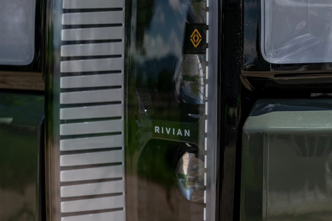 2023 Rivian R1S - Image 19 of 31