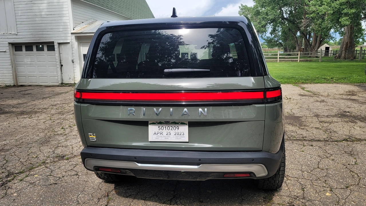 2023 Rivian R1S - Image 10 of 31