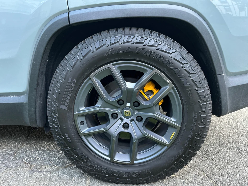 2023 Rivian R1S - Image 25 of 31