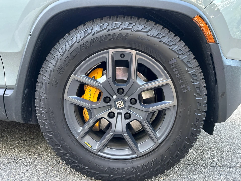 2023 Rivian R1S - Image 29 of 31