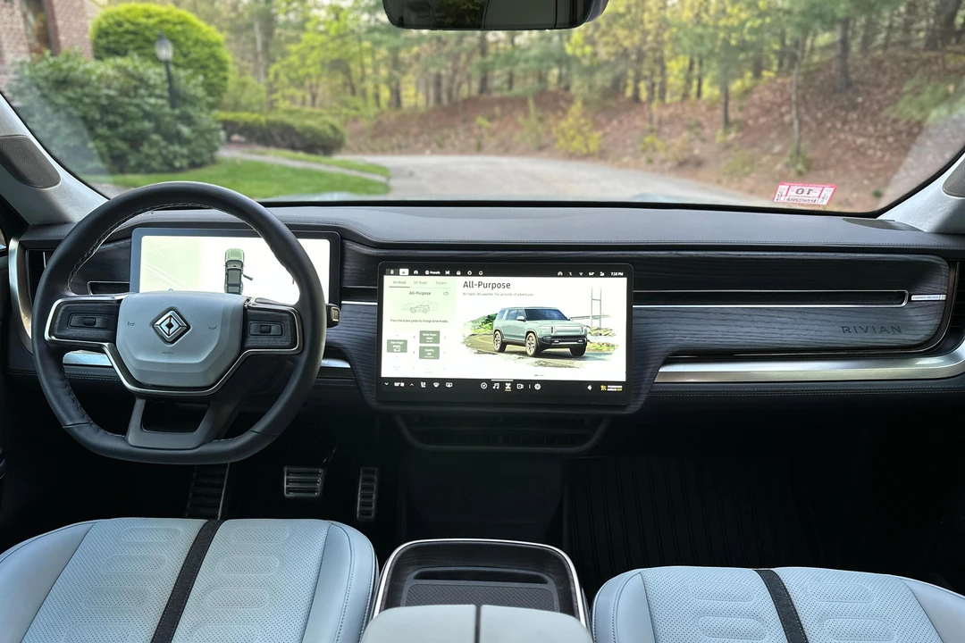 2023 Rivian R1S - Image 30 of 31