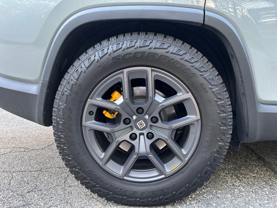 2023 Rivian R1S - Image 27 of 31