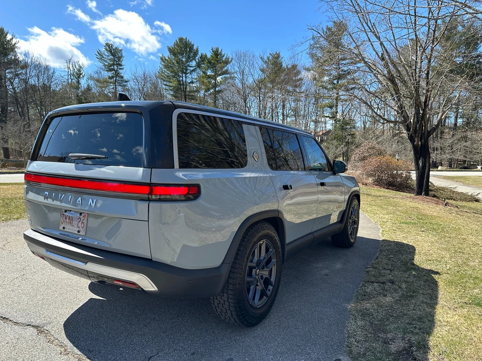 2023 Rivian R1S - Image 14 of 31