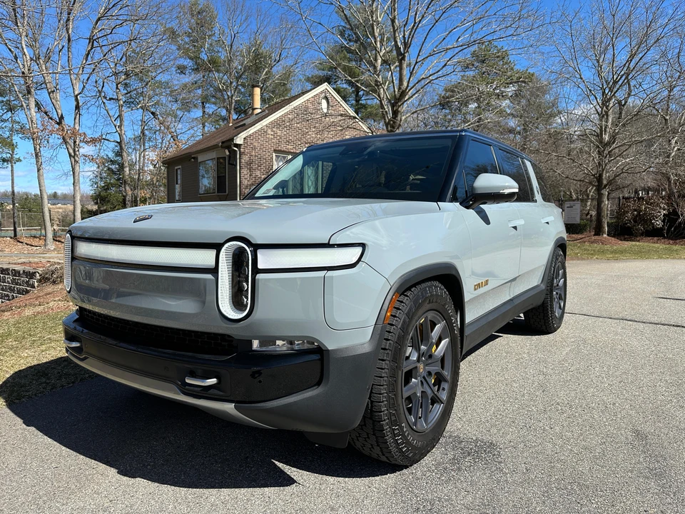 2023 Rivian R1S - Image 8 of 31
