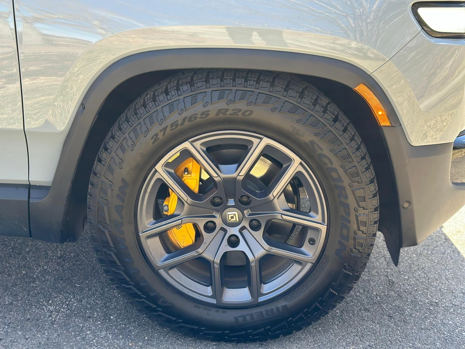 2023 Rivian R1S - Image 28 of 31