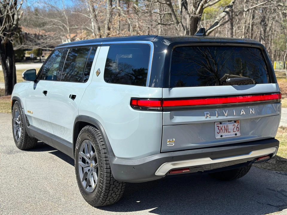 2023 Rivian R1S - Image 12 of 31