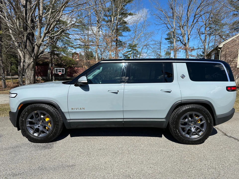 2023 Rivian R1S - Image 10 of 31