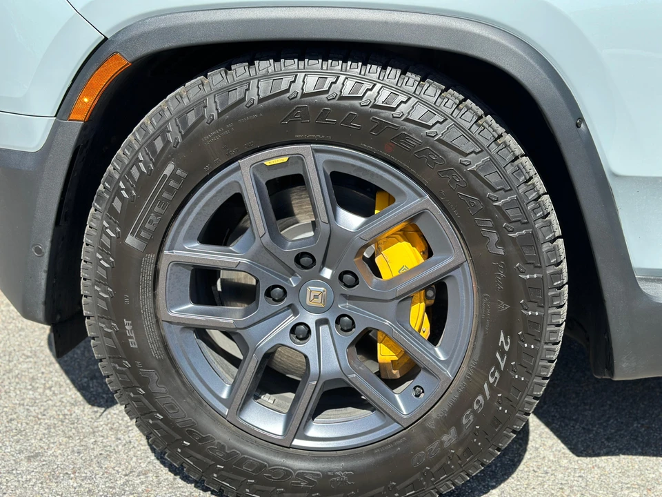 2023 Rivian R1S - Image 24 of 31