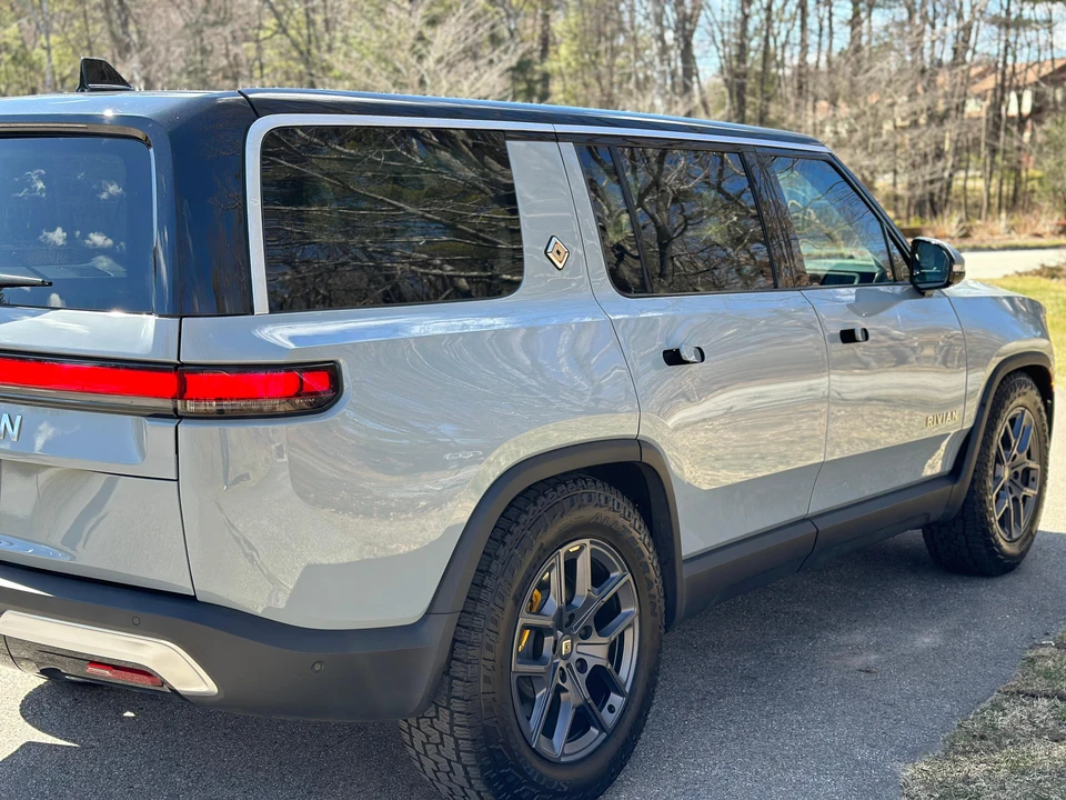 2023 Rivian R1S - Image 16 of 31