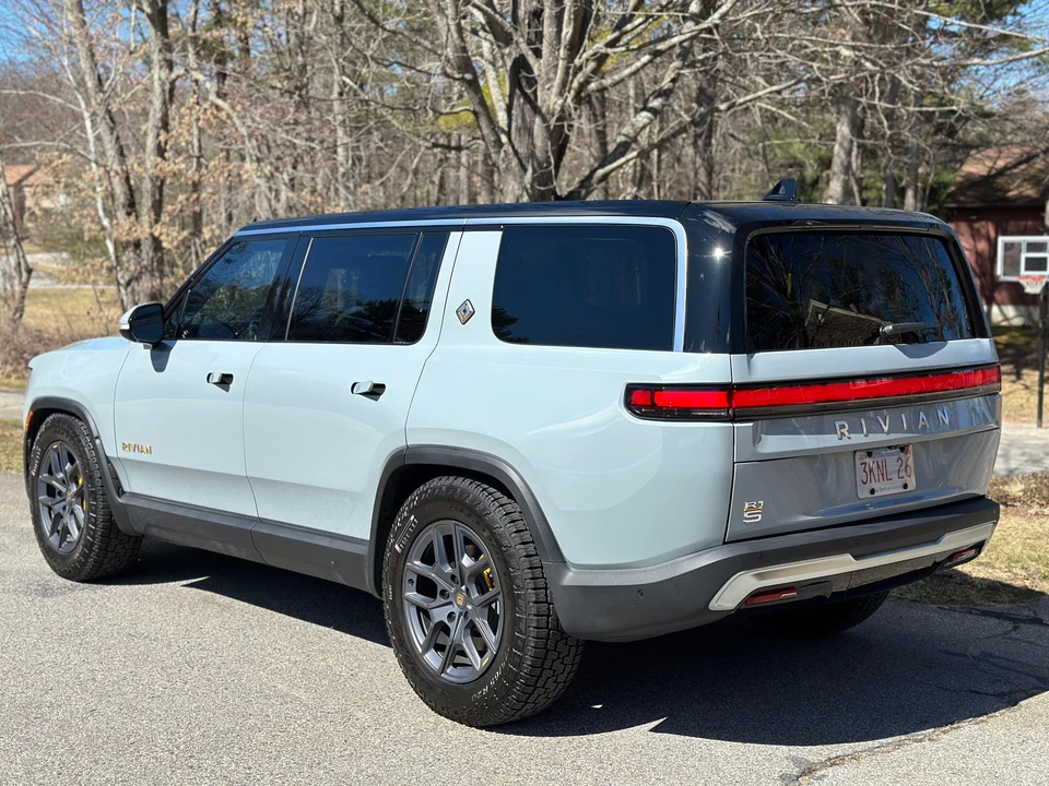 2023 Rivian R1S - Image 11 of 31